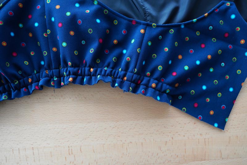 Střih a návod jak ušít dětské oteplováky - vrchní díly, všití gumy do pasu