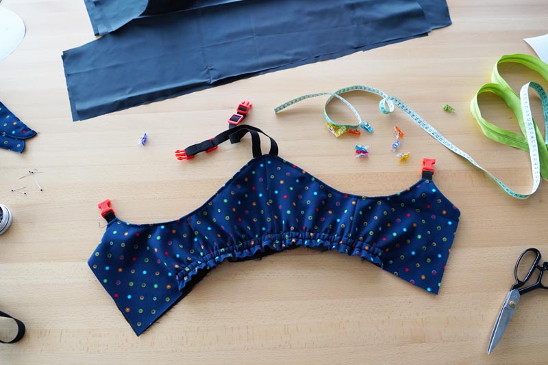 Střih a návod jak ušít dětské oteplováky - vrchní díly, všití gumy do pasu