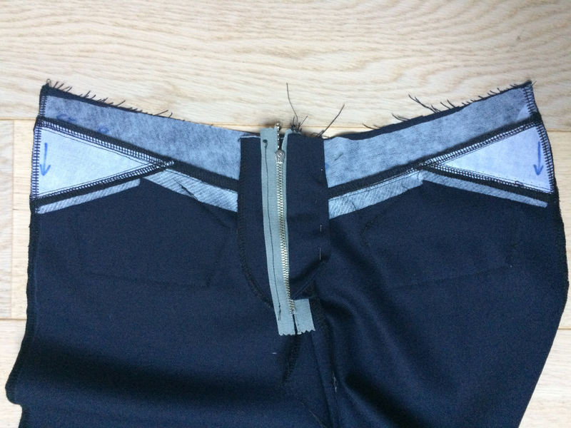 Jak ušít dámské kalhoty, rozparek zipu (poklopec)