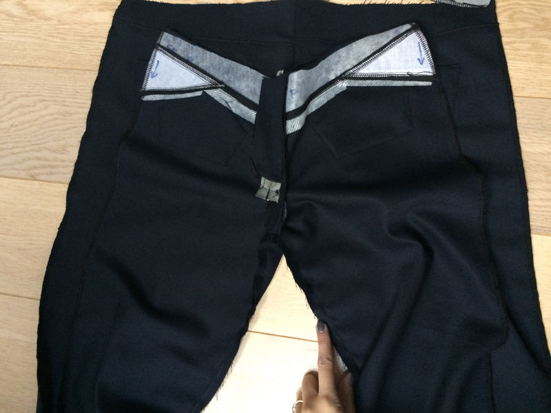 Jak ušít dámské kalhoty, sešití bočních a krokových švů