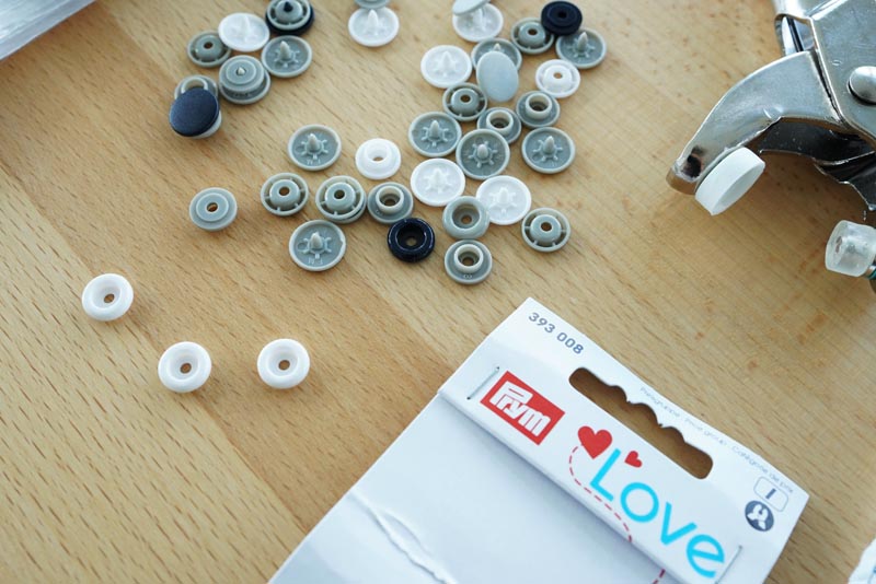 Jak ušít jednoduché dámské letní kojící šaty z mušelínu, knoflíková léga a na nacvakání druků (knoflíků)