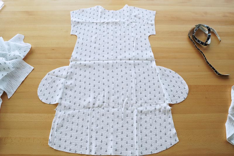 Jednoduchý střih na dámské letní kojící šaty z mušelínu, kapsy