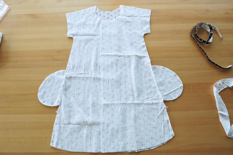 Jednoduchý střih na dámské letní kojící šaty z mušelínu, kapsy