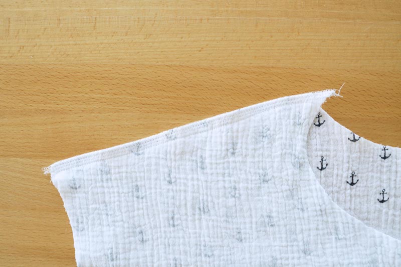 Jednoduchý střih na dámské letní kojící šaty z mušelínu, ramenní švy