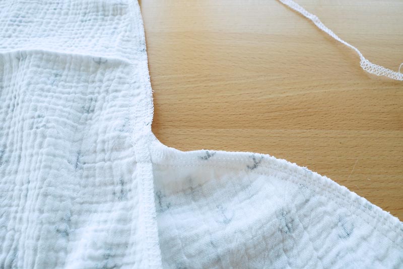 Jak ušít jednoduché dámské letní kojící šaty z mušelínu, šití bočních švů