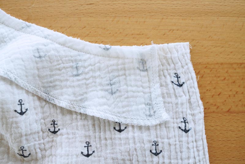 Jak ušít jednoduché dámské letní kojící šaty z mušelínu, podsádka výstřihu