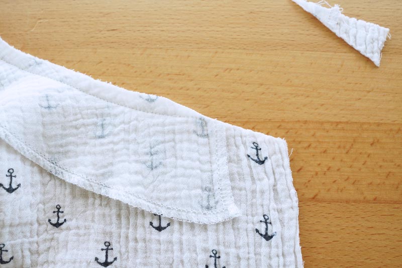 Jak ušít jednoduché dámské letní kojící šaty z mušelínu, podsádka výstřihu