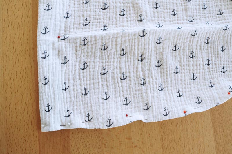 Jak ušít jednoduché dámské letní kojící šaty z mušelínu, Založení předního švu a spodního lemu