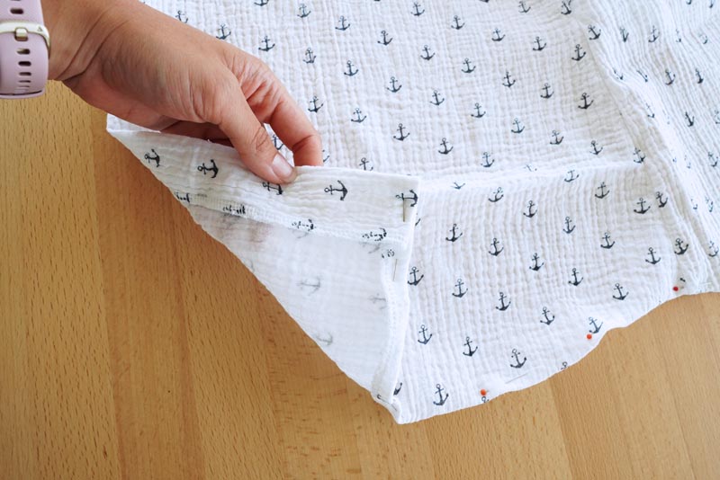 Jak ušít jednoduché dámské letní kojící šaty z mušelínu, Založení předního švu a spodního lemu