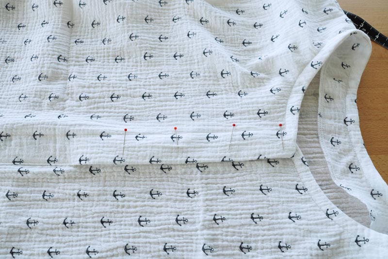 Jak ušít jednoduché dámské letní kojící šaty z mušelínu, knoflíková léga a na nacvakání druků (knoflíků)