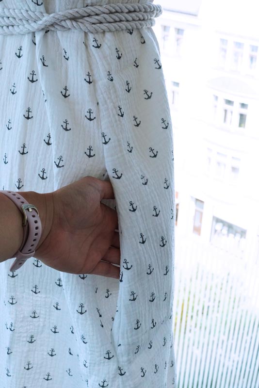 Jak ušít jednoduché dámské letní kojící šaty z mušelínu (návod na šití + střih)