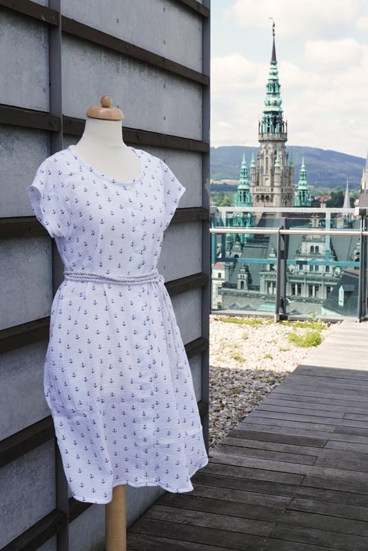 Jak ušít jednoduché dámské letní kojící šaty z mušelínu (návod na šití + střih)