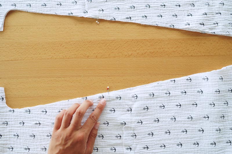 Jednoduchý střih na dámské letní kojící šaty z mušelínu, kapsy