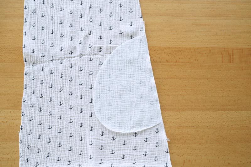 Jednoduchý střih na dámské letní kojící šaty z mušelínu, kapsy