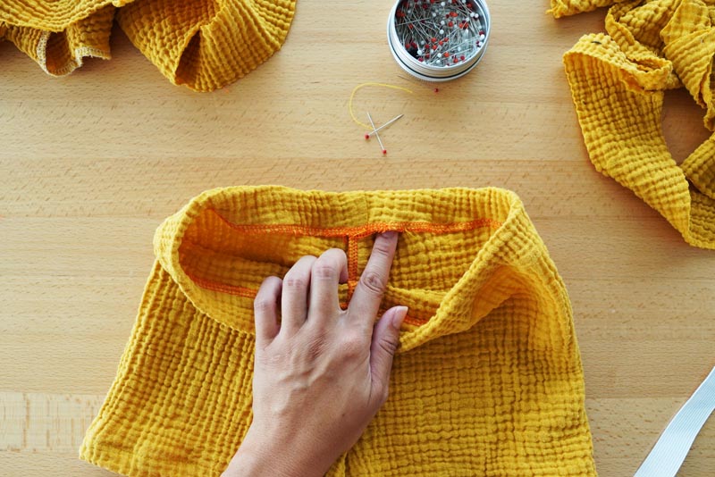 Jak ušít jednoduché dětské pumpky (nabírané šortky)