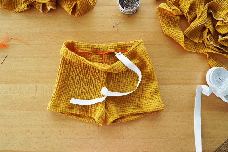 Jak ušít jednoduché dětské pumpky (nabírané šortky)