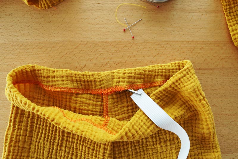 Jak ušít jednoduché dětské pumpky (nabírané šortky)