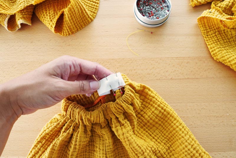 Jak ušít jednoduché dětské pumpky (nabírané šortky)