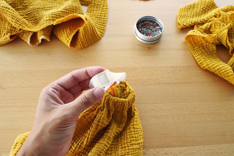 Jak ušít jednoduché dětské pumpky (nabírané šortky)