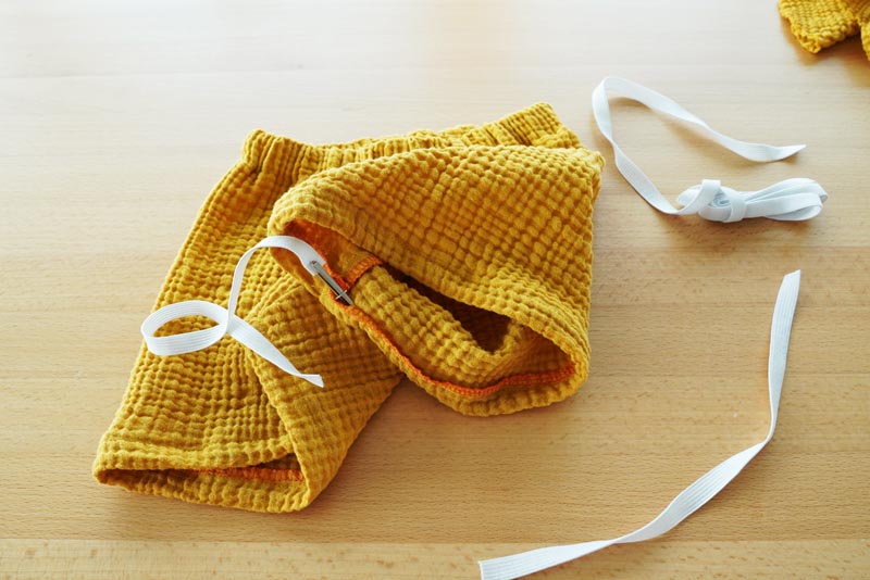 Jak ušít jednoduché dětské pumpky (nabírané šortky) - pruženka v nohavičkách