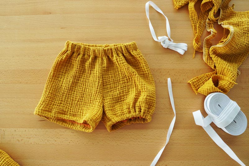 Jak ušít jednoduché dětské pumpky (nabírané šortky) - pruženka v nohavičkách