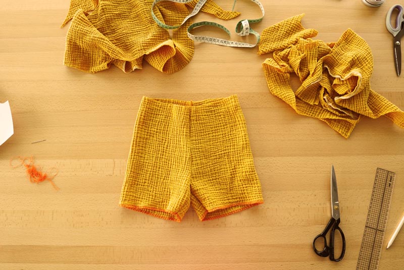 Jak ušít jednoduché dětské pumpky (nabírané šortky) - sedový šev