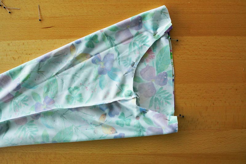 Jak ušít dětské sportovní legíny se sedlem - sešití sedových švů