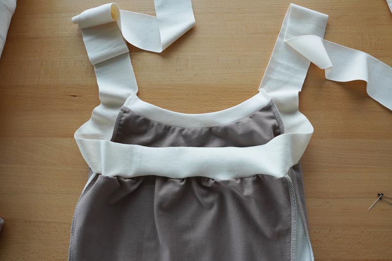 Střih a návod jak ušít jednoduché dámské tílko s úzkými ramínky, lem průramků a zadního dílu