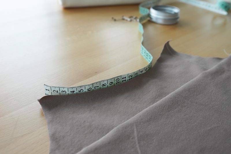 Střih a návod jak ušít jednoduché dámské tílko s úzkými ramínky, lem předního výstřihu