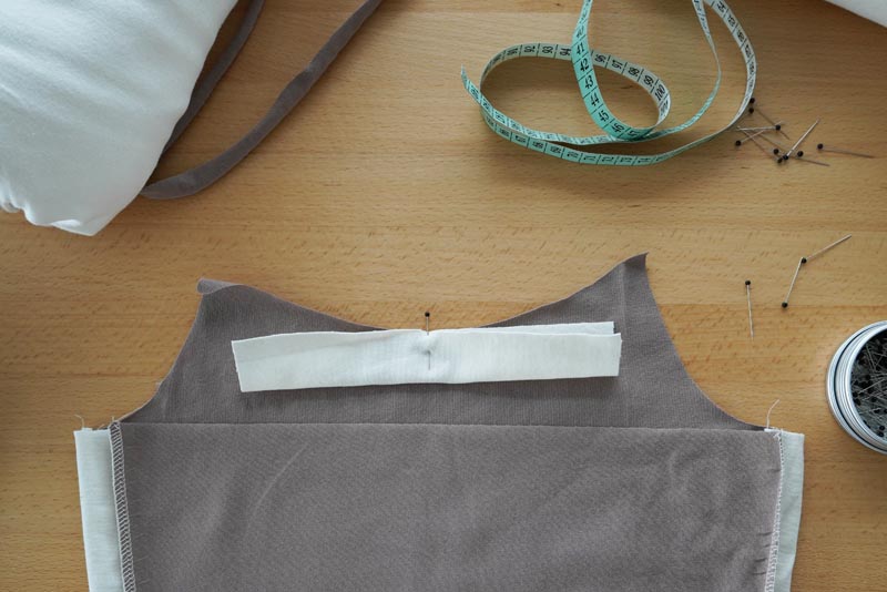 Střih a návod jak ušít jednoduché dámské tílko s úzkými ramínky, lem předního výstřihu