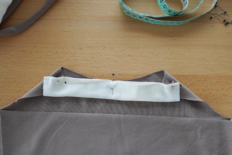 Střih a návod jak ušít jednoduché dámské tílko s úzkými ramínky, lem předního výstřihu