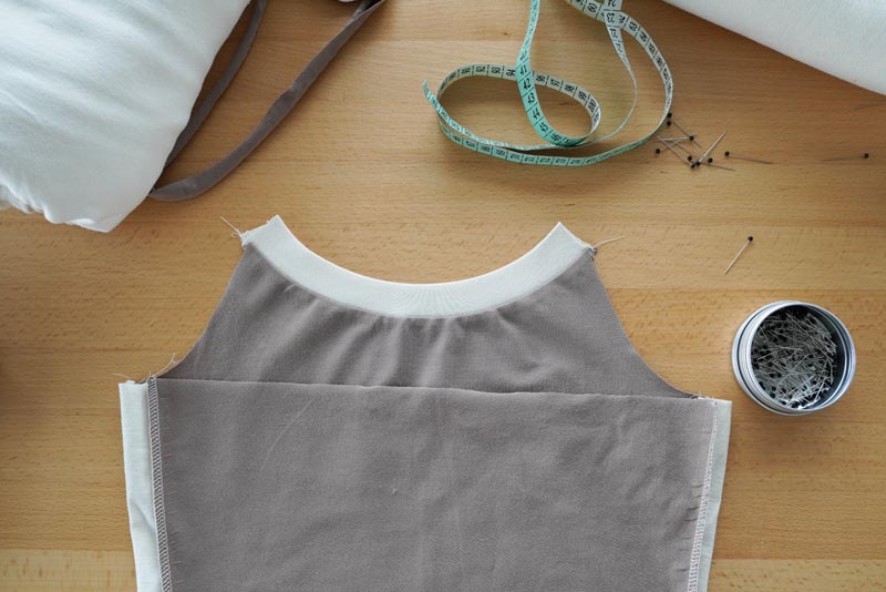 Střih a návod jak ušít jednoduché dámské tílko s úzkými ramínky, lem předního výstřihu