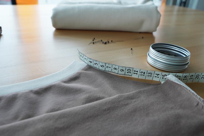 Střih a návod jak ušít jednoduché dámské tílko s úzkými ramínky, lem průramků a zadního dílu