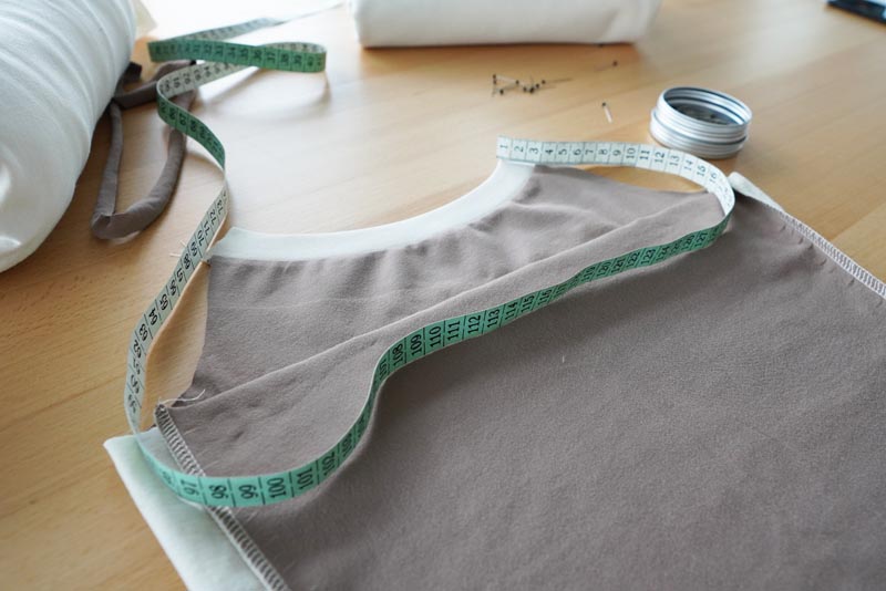 Střih a návod jak ušít jednoduché dámské tílko s úzkými ramínky, lem průramků a zadního dílu
