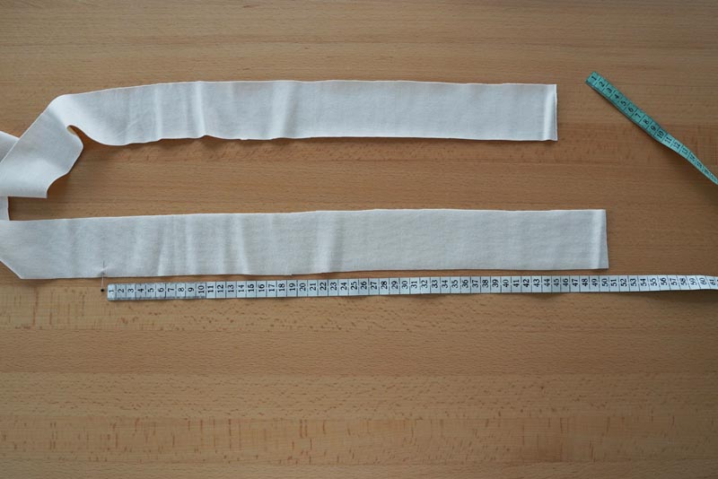 Střih a návod jak ušít jednoduché dámské tílko s úzkými ramínky, lem průramků a zadního dílu