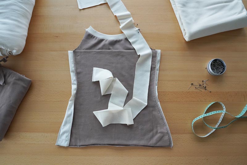 Střih a návod jak ušít jednoduché dámské tílko s úzkými ramínky, lem průramků a zadního dílu