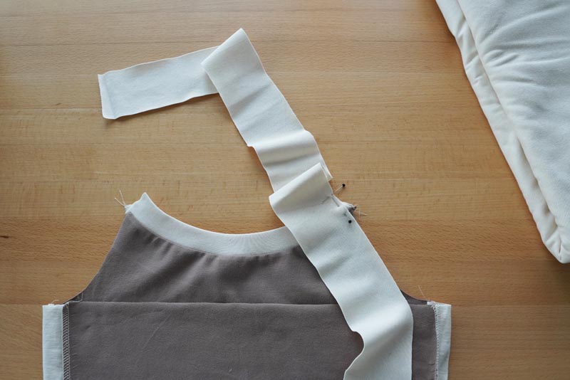 Střih a návod jak ušít jednoduché dámské tílko s úzkými ramínky, lem průramků a zadního dílu