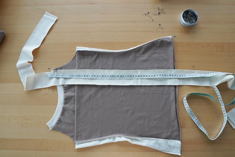 Střih a návod jak ušít jednoduché dámské tílko s úzkými ramínky, lem průramků a zadního dílu