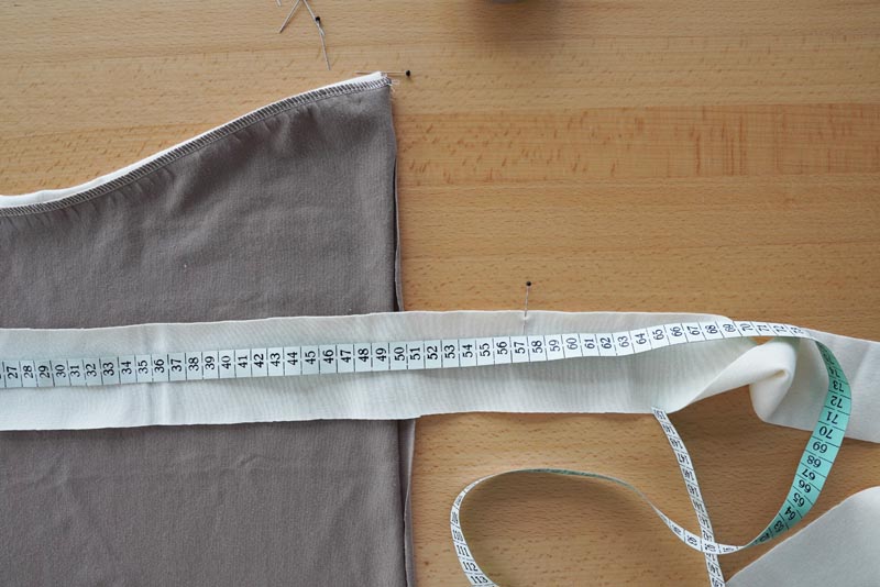 Střih a návod jak ušít jednoduché dámské tílko s úzkými ramínky, lem průramků a zadního dílu