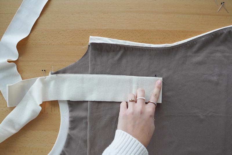 Střih a návod jak ušít jednoduché dámské tílko s úzkými ramínky, lem průramků a zadního dílu