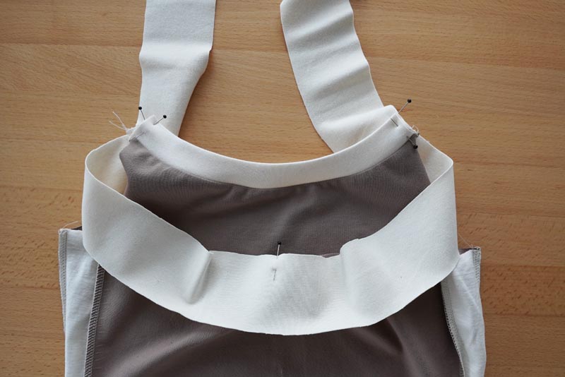 Střih a návod jak ušít jednoduché dámské tílko s úzkými ramínky, lem průramků a zadního dílu