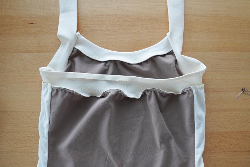 Střih a návod jak ušít jednoduché dámské tílko s úzkými ramínky, lem průramků a zadního dílu