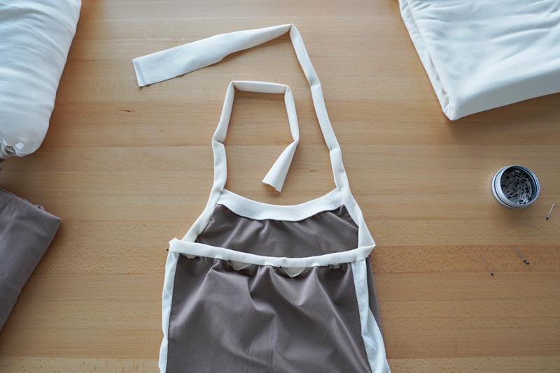 Střih a návod jak ušít jednoduché dámské tílko s úzkými ramínky, lem průramků a zadního dílu