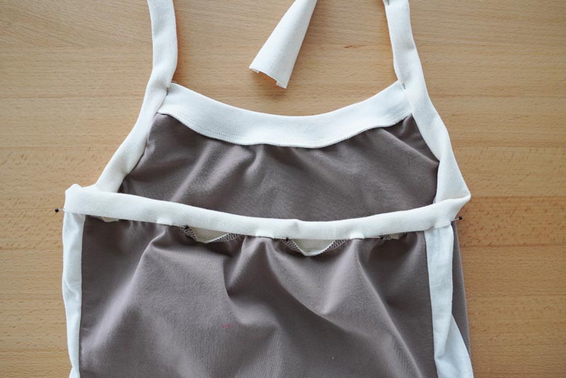 Střih a návod jak ušít jednoduché dámské tílko s úzkými ramínky, lem průramků a zadního dílu