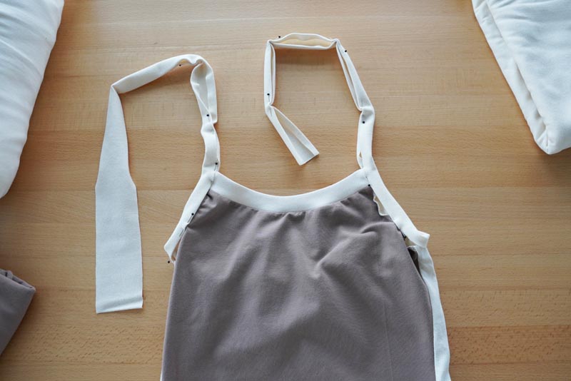 Střih a návod jak ušít jednoduché dámské tílko s úzkými ramínky, lem průramků a zadního dílu