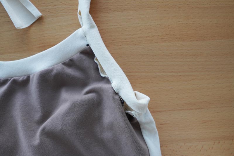 Střih a návod jak ušít jednoduché dámské tílko s úzkými ramínky, lem průramků a zadního dílu