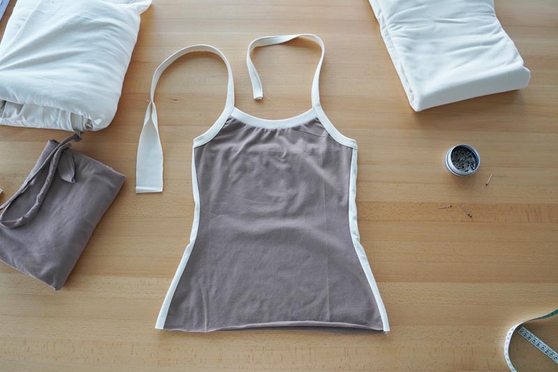 Střih a návod jak ušít jednoduché dámské tílko s úzkými ramínky, lem průramků, zadního dílu a ramínka