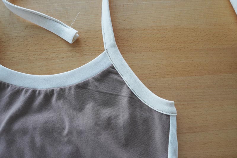Střih a návod jak ušít jednoduché dámské tílko s úzkými ramínky, lem průramků, zadního dílu a ramínka