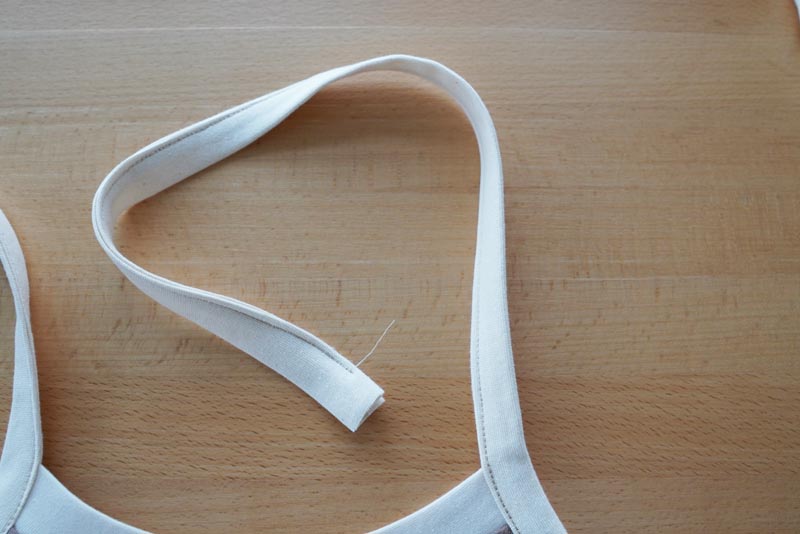 Střih a návod jak ušít jednoduché dámské tílko s úzkými ramínky, lem průramků, zadního dílu a ramínka