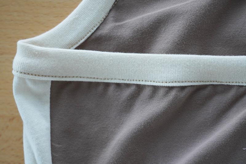 Střih a návod jak ušít jednoduché dámské tílko s úzkými ramínky, lem průramků, zadního dílu a ramínka